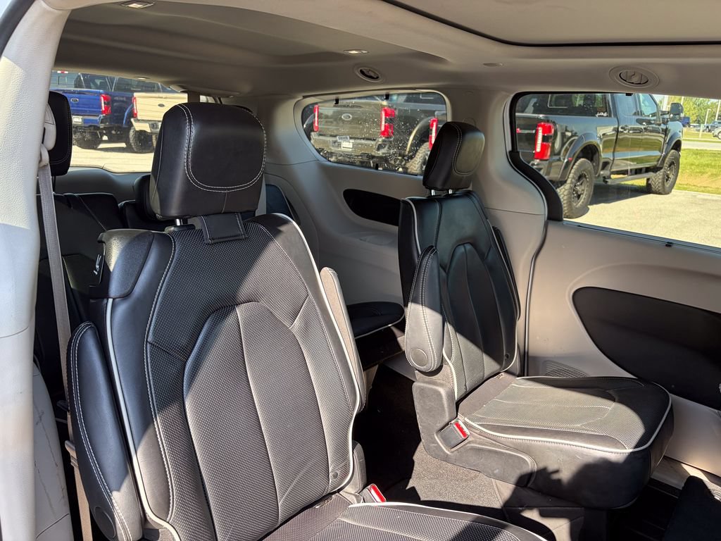 Used 2024 Chrysler Pacifica Limited FWD image 17
