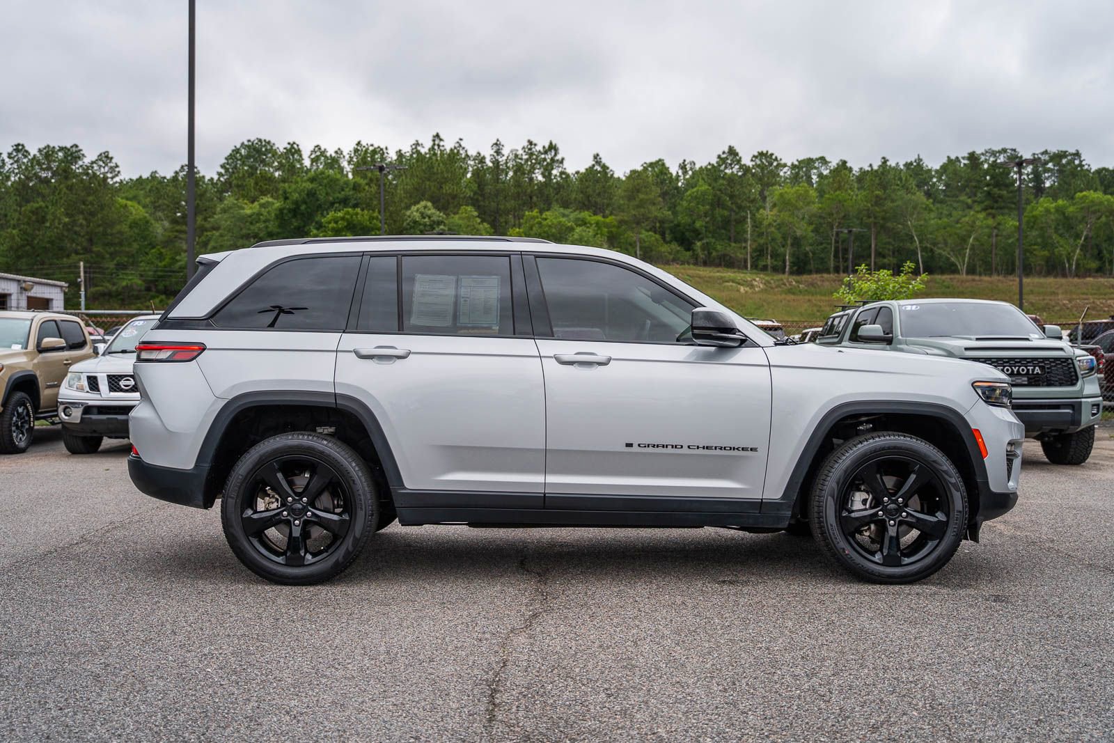Used 2023 Jeep Grand Cherokee Limited w/ Black Appearance Package AWD/4WD image 9