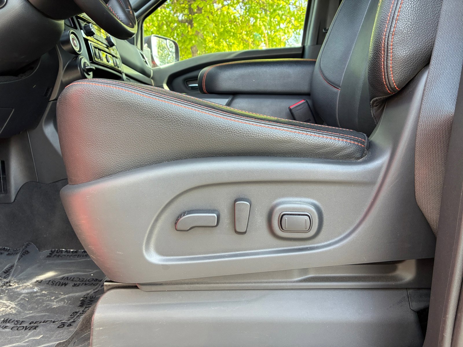 Used 2021 Nissan Titan PRO-4X w/ Pro-4x Convenience Package AWD/4WD image 14