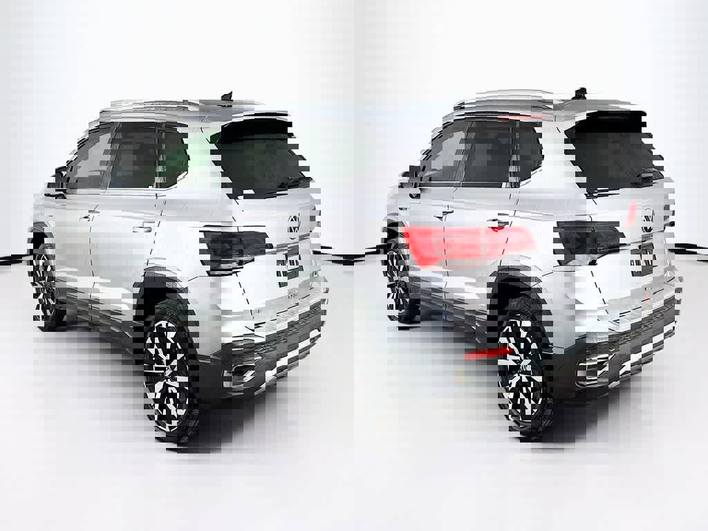 Used 2022 Volkswagen Taos SE w/ Panoramic Sunroof Package image 3