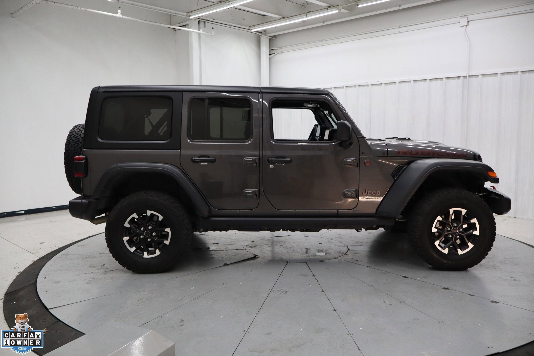 Used 2025 Jeep Wrangler Unlimited Rubicon image 2