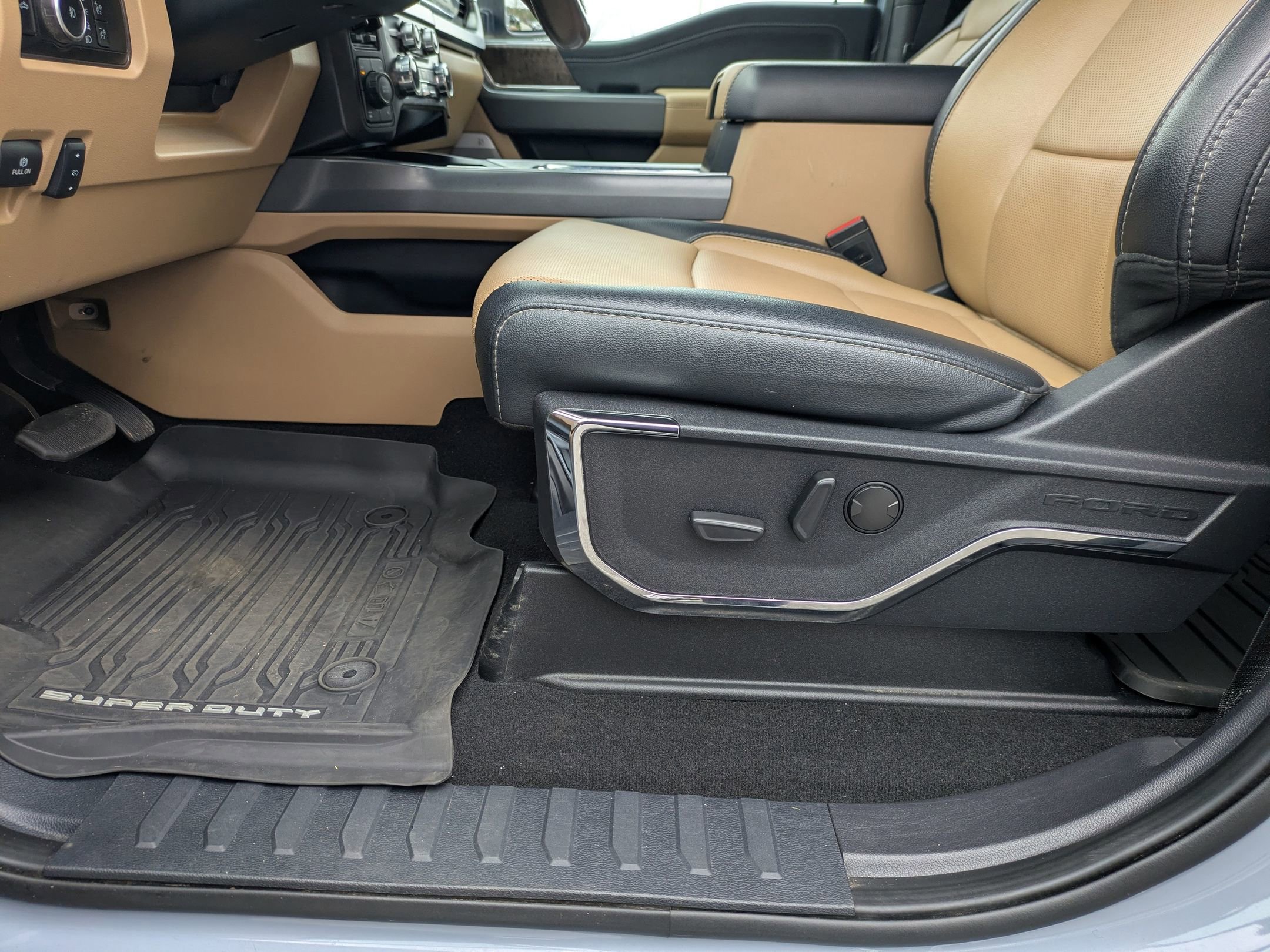 Certified 2024 Ford F350 Lariat w/ Chrome Package image 13