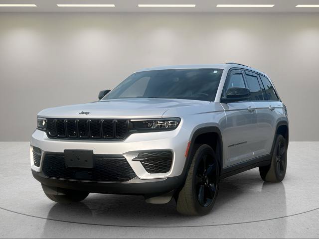 Used 2023 Jeep Grand Cherokee Altitude AWD/4WD image 3