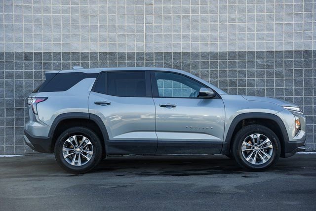 Used 2025 Chevrolet Equinox LT image 2