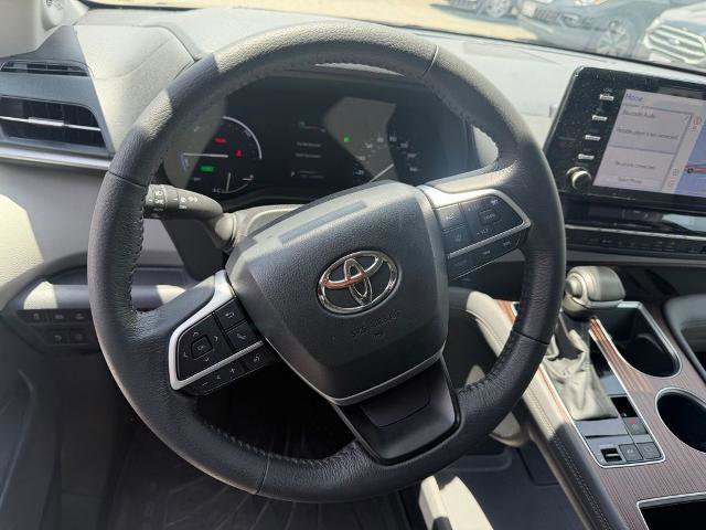 Used 2024 Toyota Sienna XLE w/ XLE Plus Package FWD image 6
