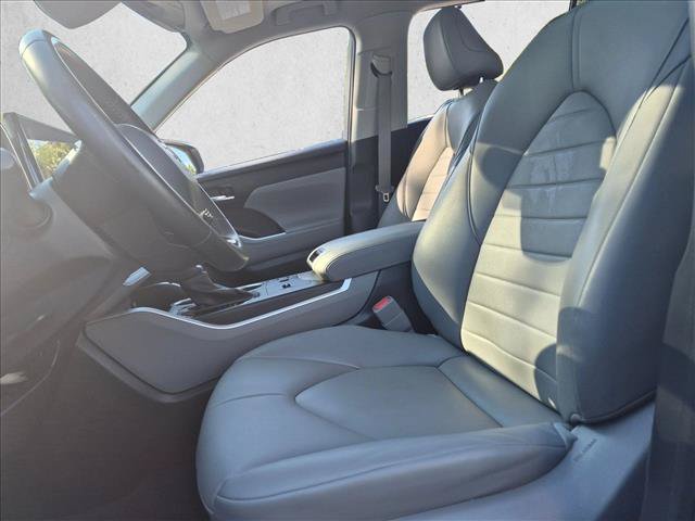 Used 2023 Toyota Highlander FWD image 13