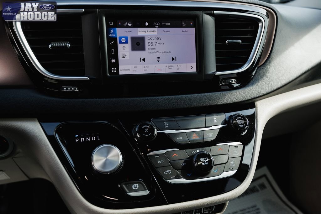 Used 2023 Chrysler Voyager LX image 40