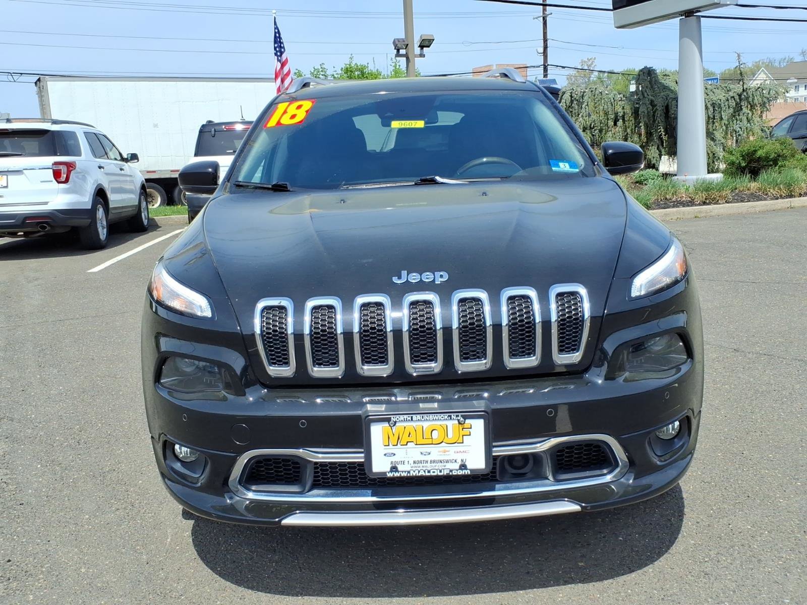 Used 2018 Jeep Cherokee Overland w/ Technology Group AWD/4WD image 2