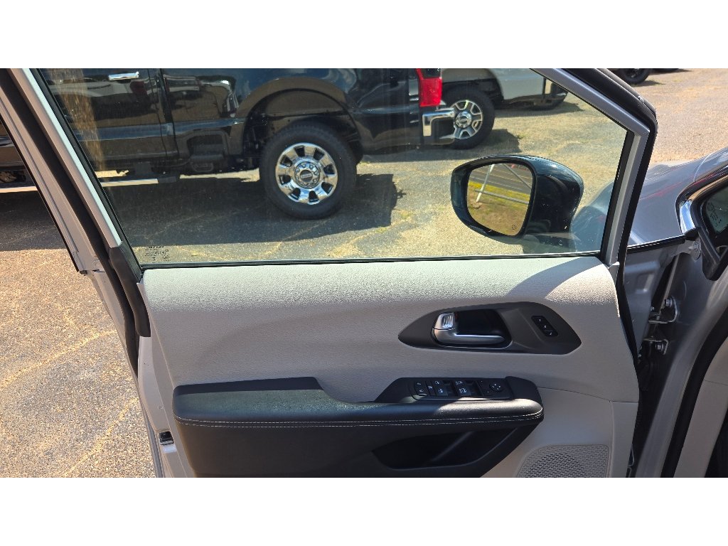 Used 2024 Chrysler Pacifica Touring-L FWD image 40
