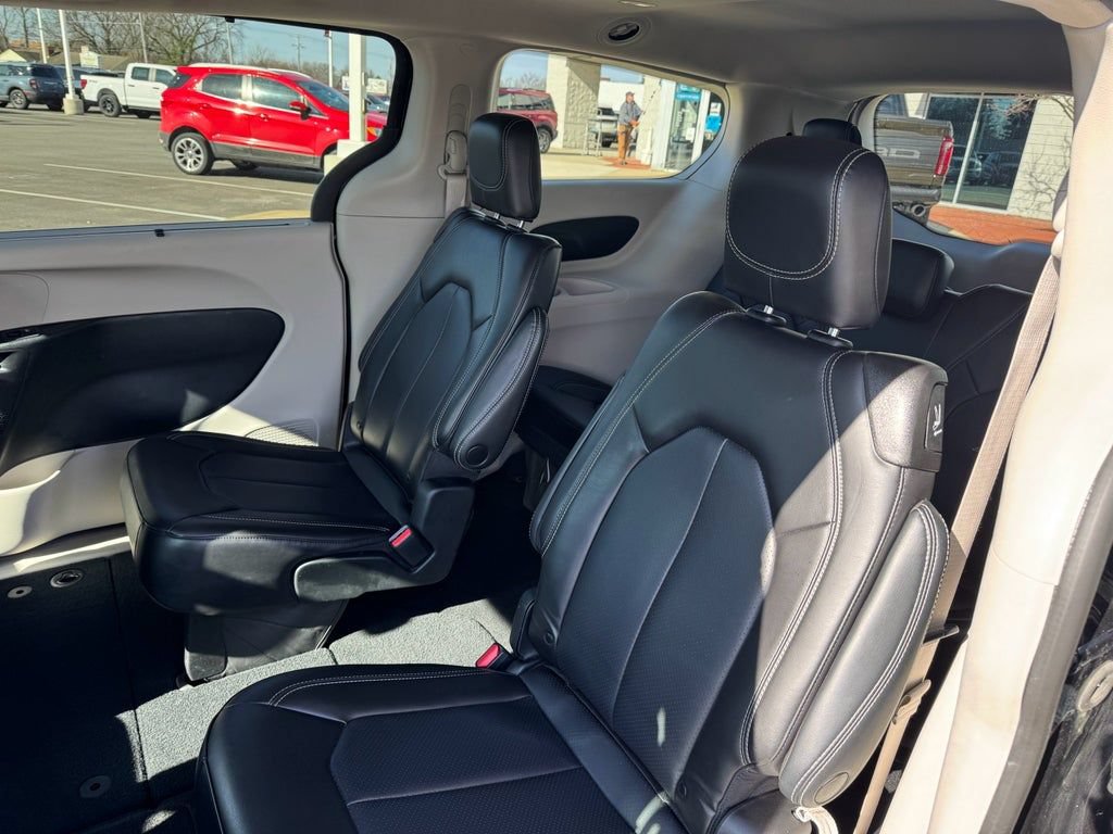 Used 2023 Chrysler Pacifica Touring-L FWD image 22