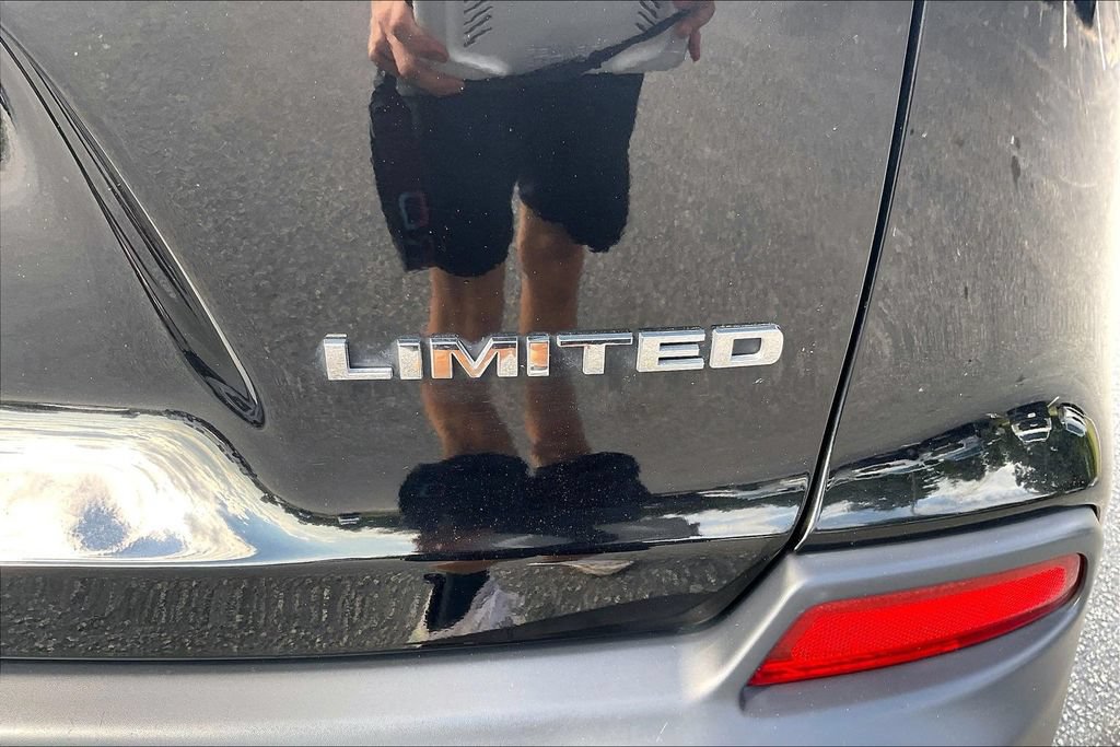 Used 2019 Jeep Cherokee Limited w/ Luxury Group FWD image 8
