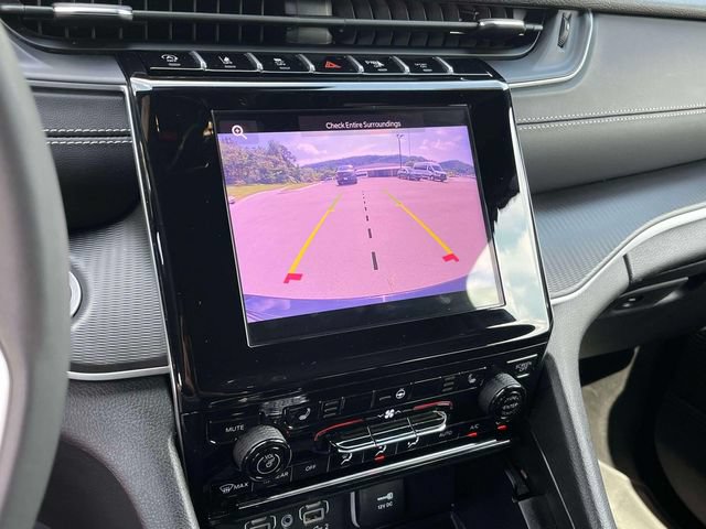 Used 2025 Jeep Grand Cherokee Altitude AWD/4WD image 36