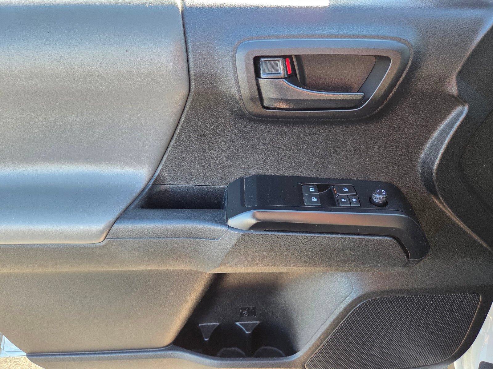 Used 2022 Toyota Tacoma SR RWD image 17