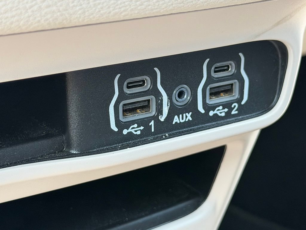 Used 2024 Chrysler Pacifica Touring-L FWD image 18