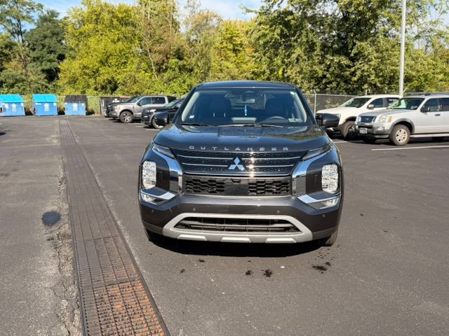 Used 2024 Mitsubishi Outlander AWD image 2