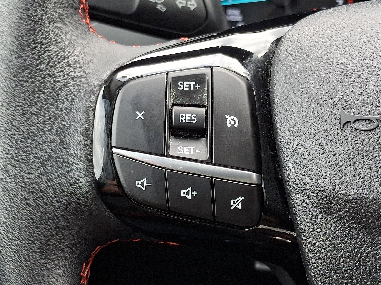 Certified 2022 Ford Escape SEL w/ SEL Stealth AWD Package image 21