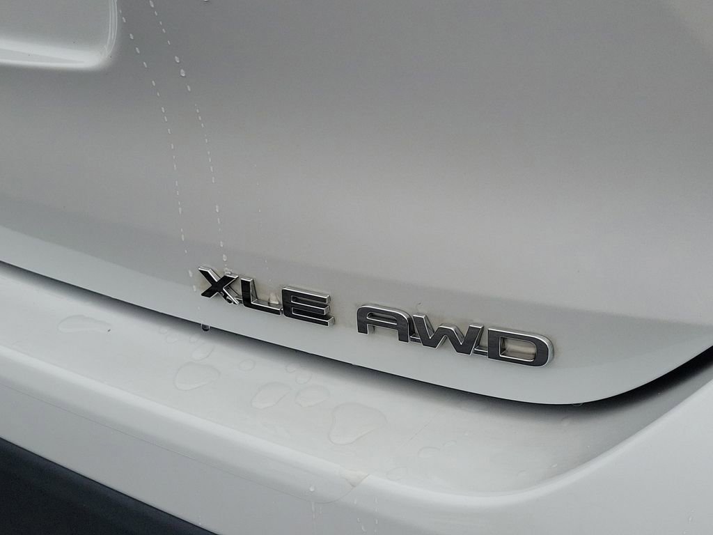 Used 2022 Toyota Highlander XLE AWD/4WD image 10