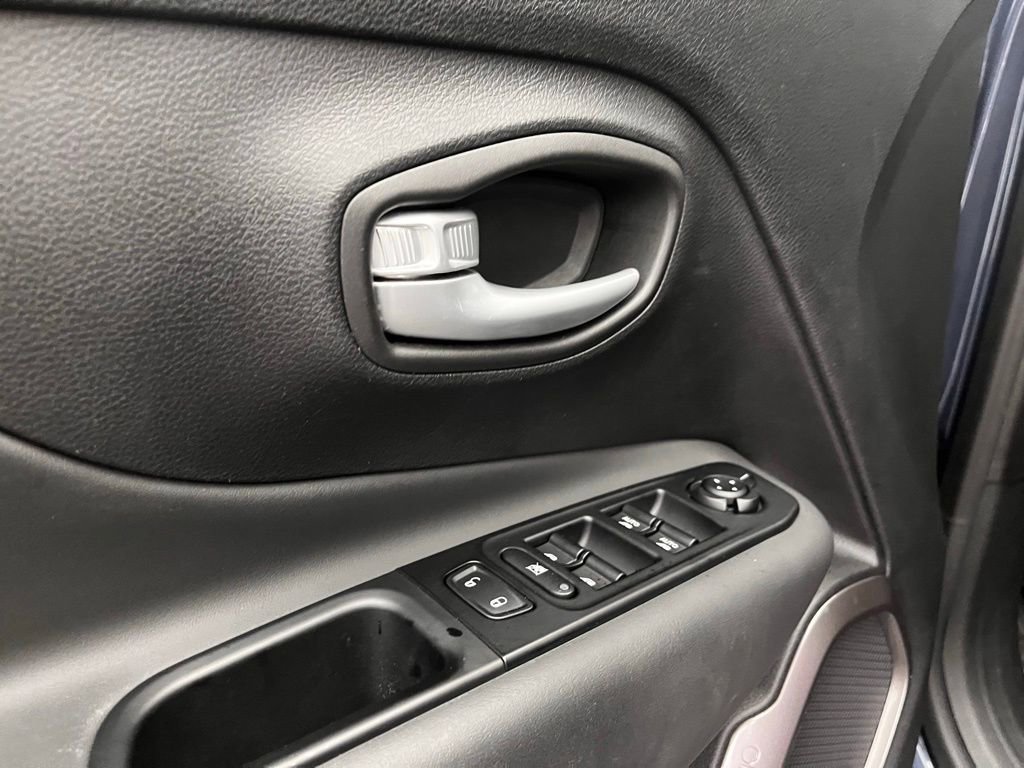 Used 2023 Jeep Renegade Limited image 16