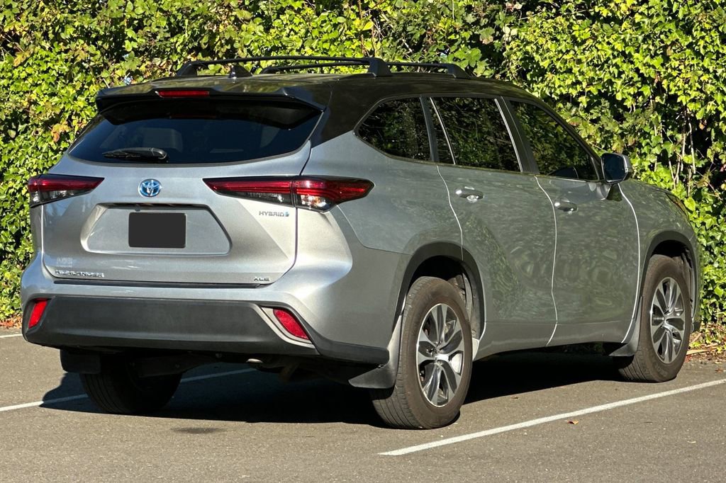 Used 2023 Toyota Highlander XLE AWD/4WD image 3