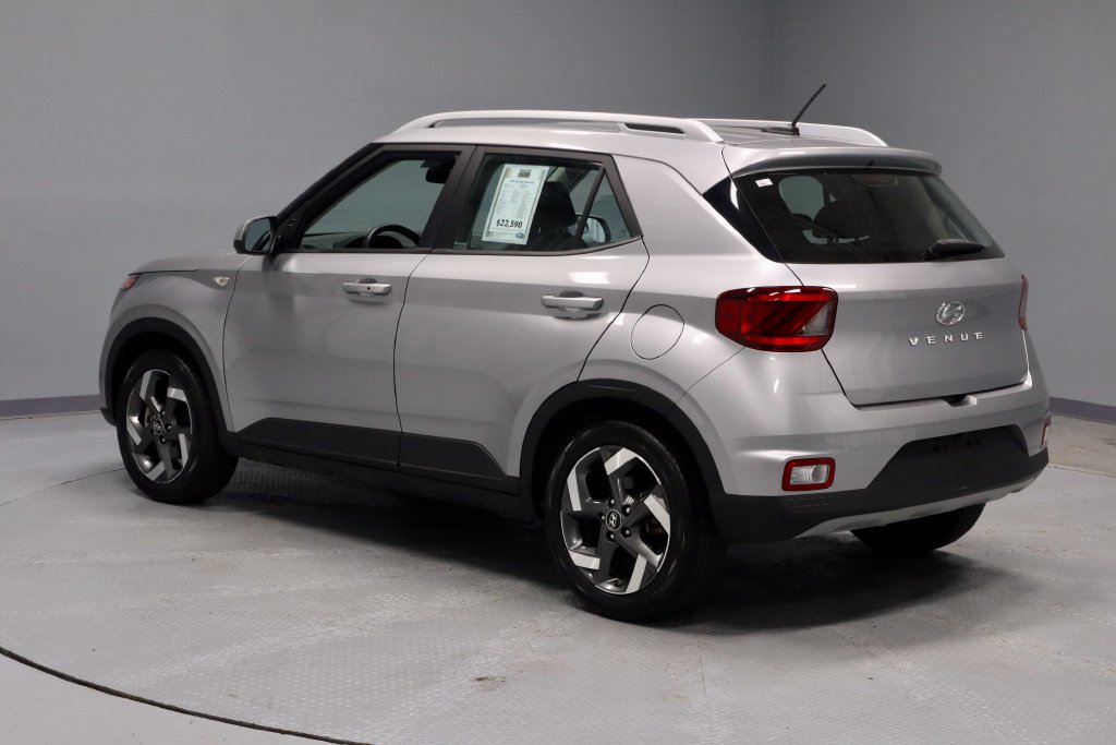 Used 2024 Hyundai Venue SEL FWD image 8