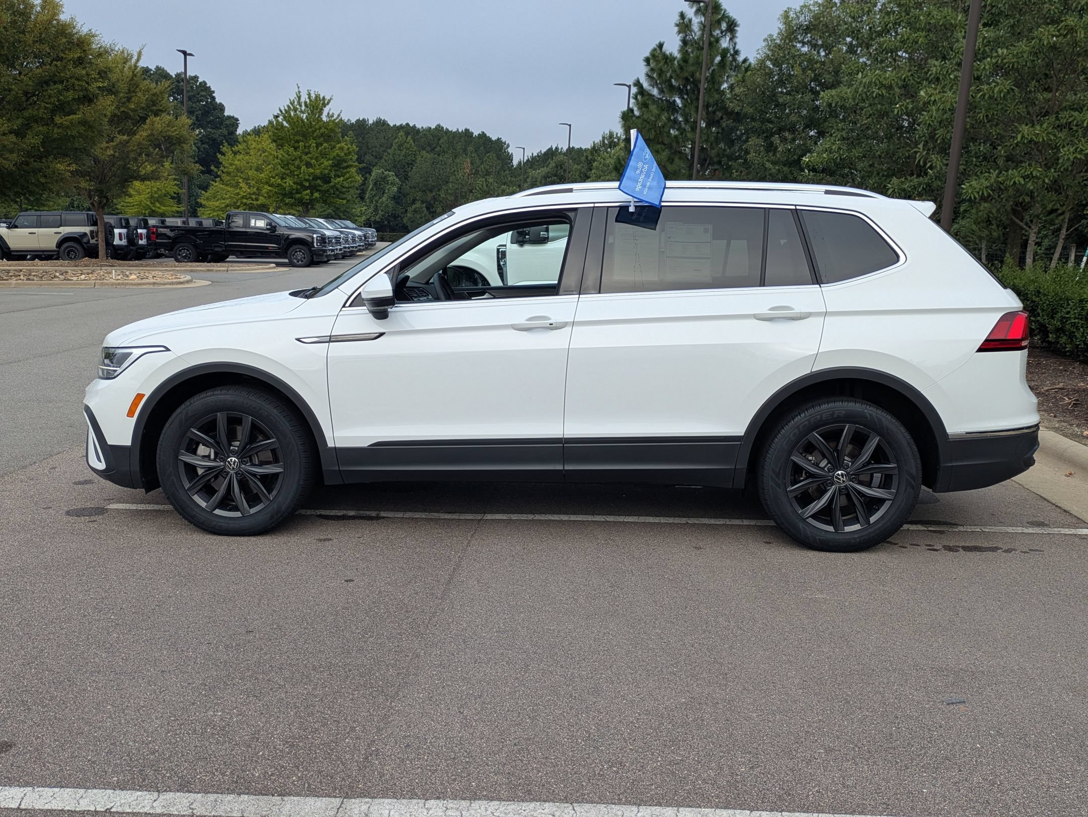 Used 2024 Volkswagen Tiguan SE w/ Panoramic Sunroof Package AWD/4WD image 7