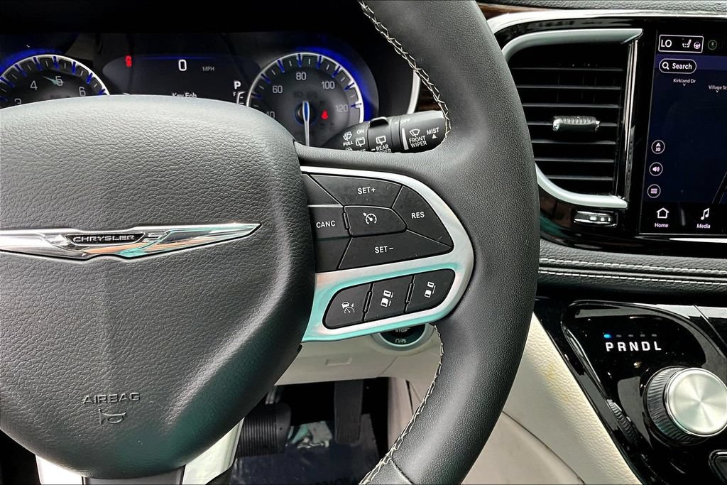 Used 2022 Chrysler Pacifica Limited AWD/4WD image 14