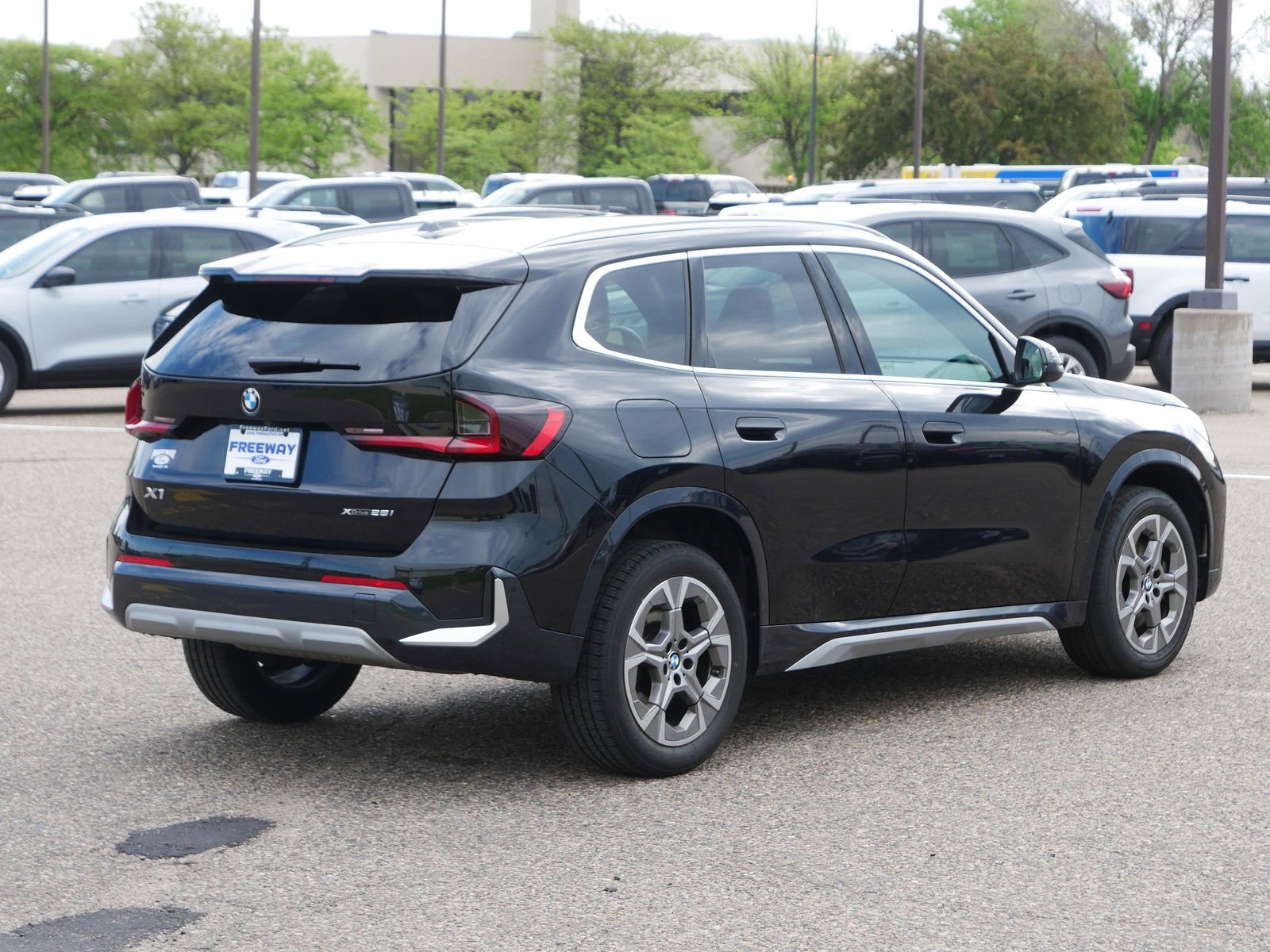 Used 2025 BMW X1 xDrive28i AWD/4WD image 5