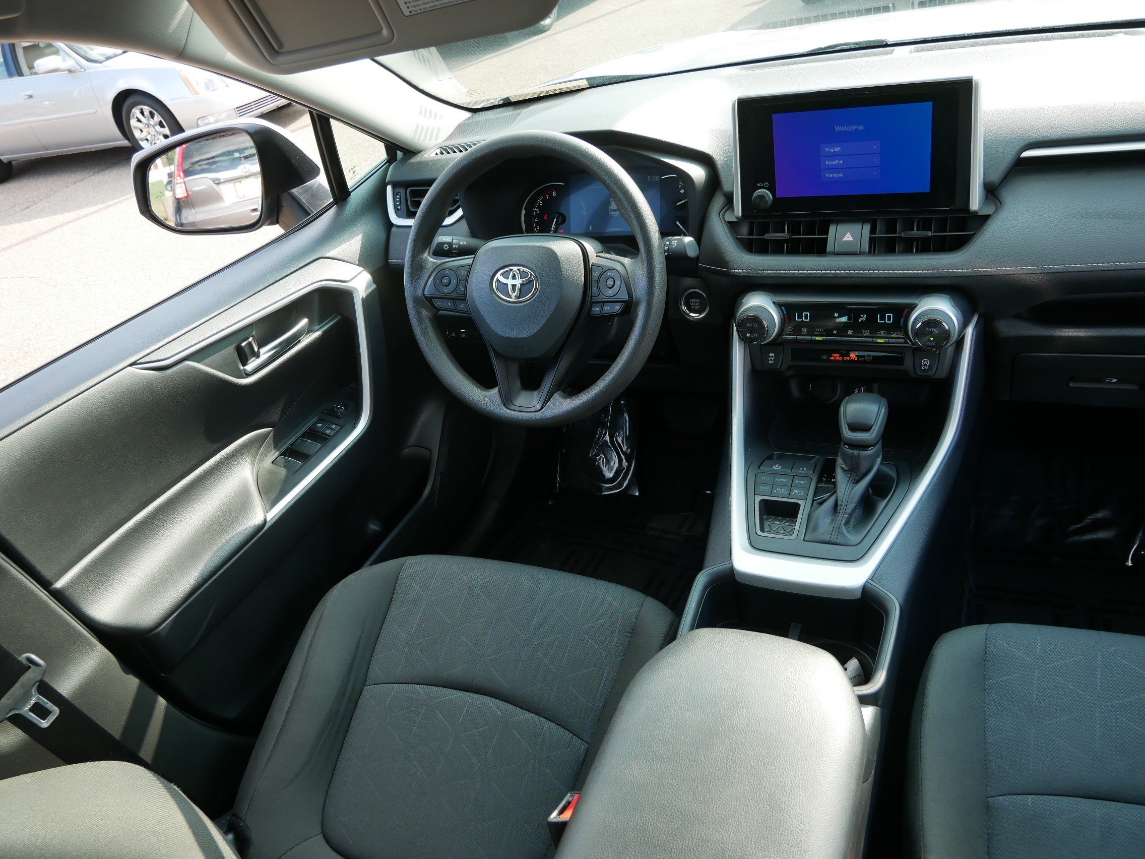 Used 2025 Toyota RAV4 XLE AWD/4WD image 9