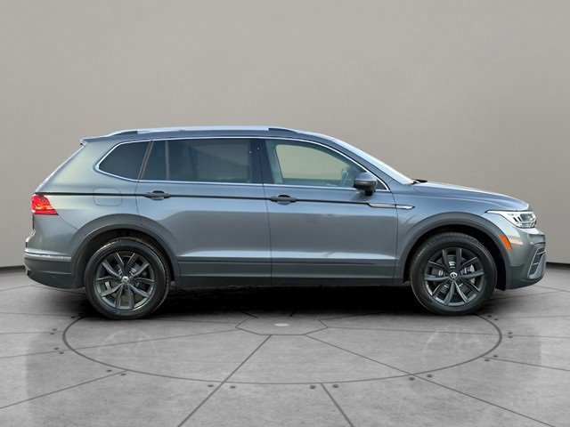 Used 2024 Volkswagen Tiguan SE w/ Panoramic Sunroof Package image 2
