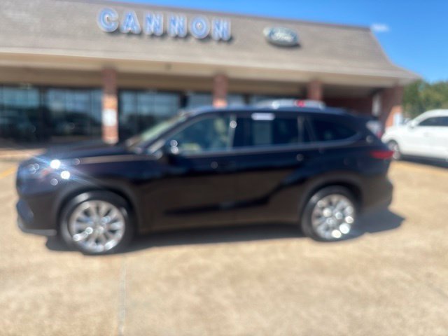 Used 2021 Toyota Highlander Limited FWD image 2