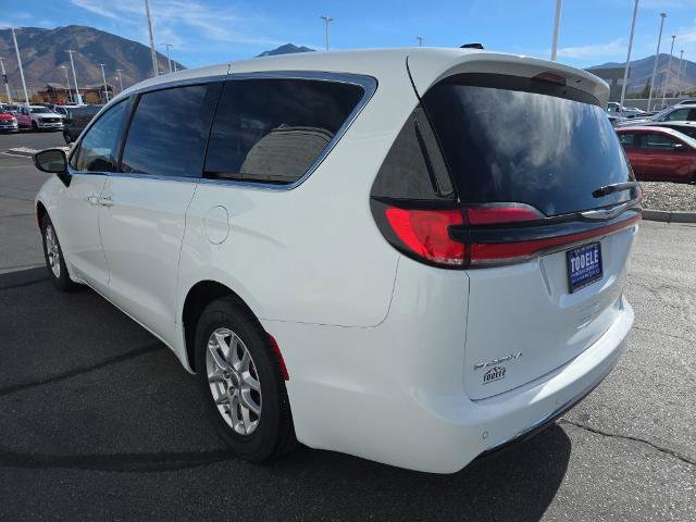 Used 2024 Chrysler Pacifica Touring-L image 3