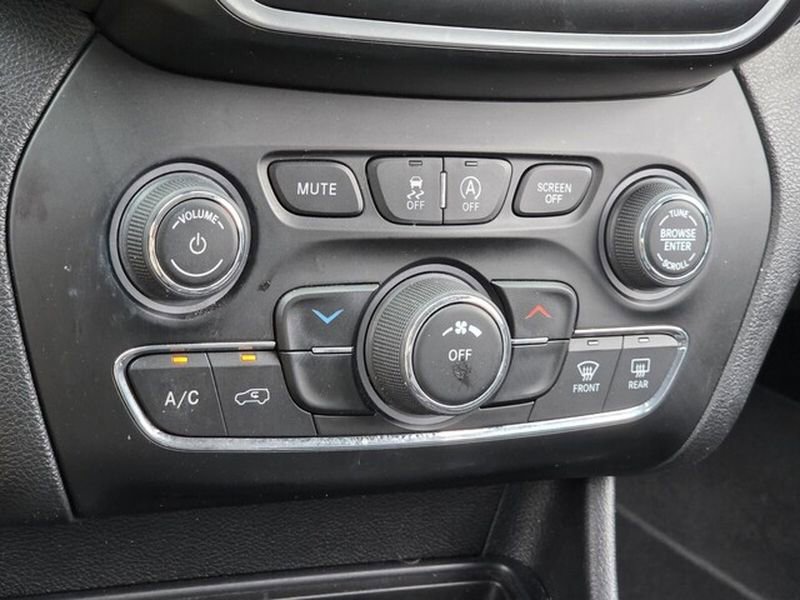 Used 2019 Jeep Cherokee Latitude Plus FWD image 25