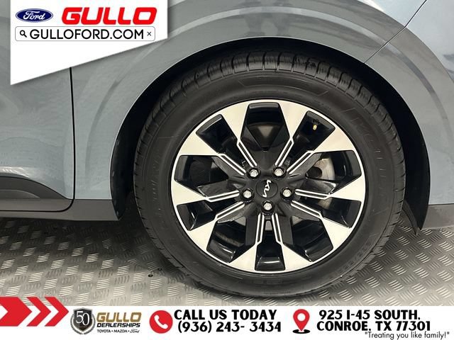 Used 2024 Kia Carnival EX FWD image 31