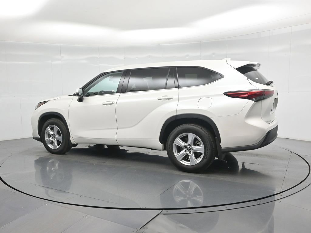 Used 2021 Toyota Highlander LE image 18
