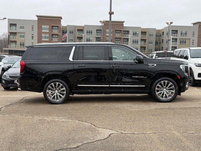 Used 2021 GMC Yukon XL Denali w/ Denali Premium Package image 2