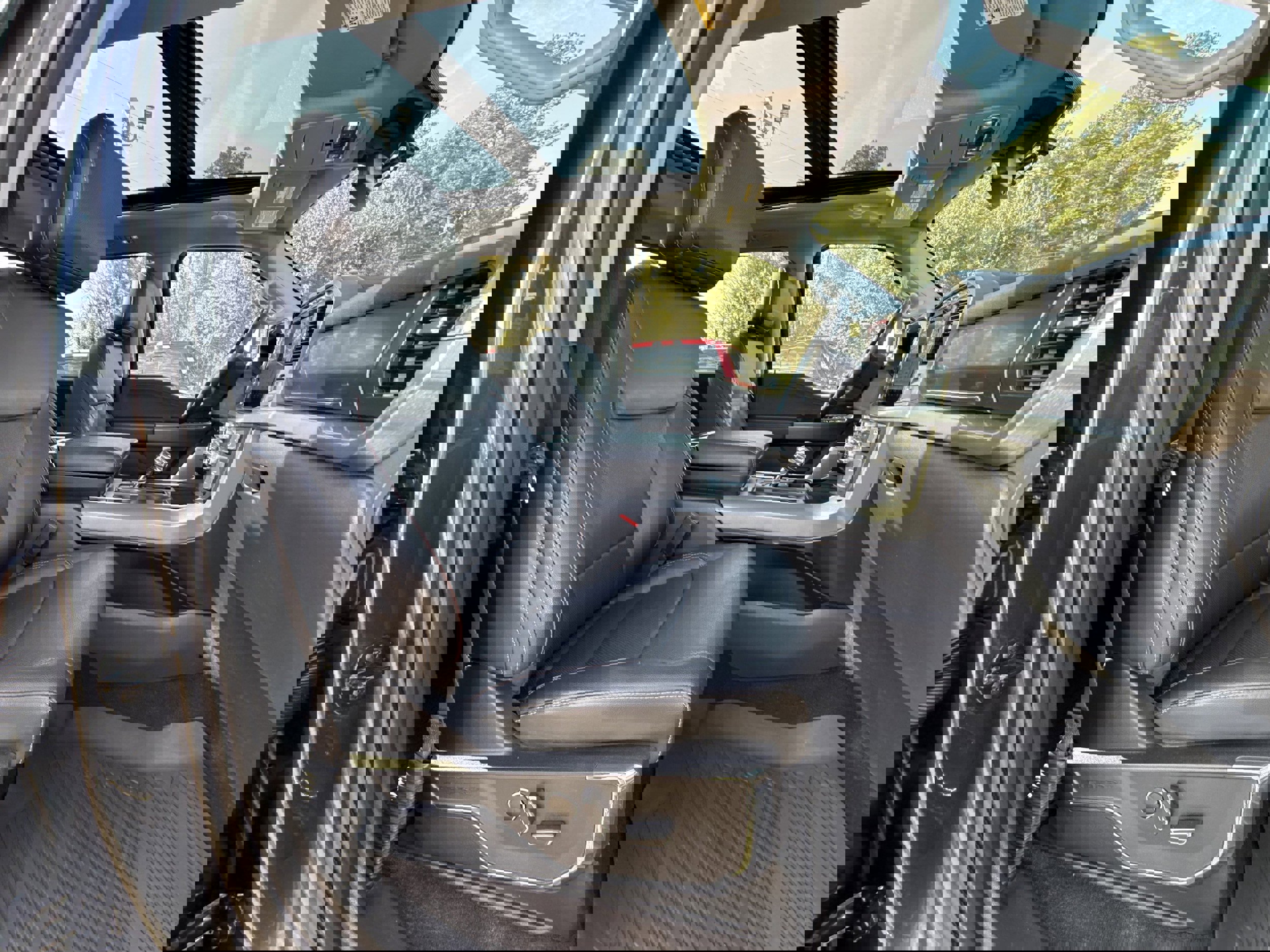 Certified 2022 Ford F150 Lariat w/ Equipment Group 502A High image 17