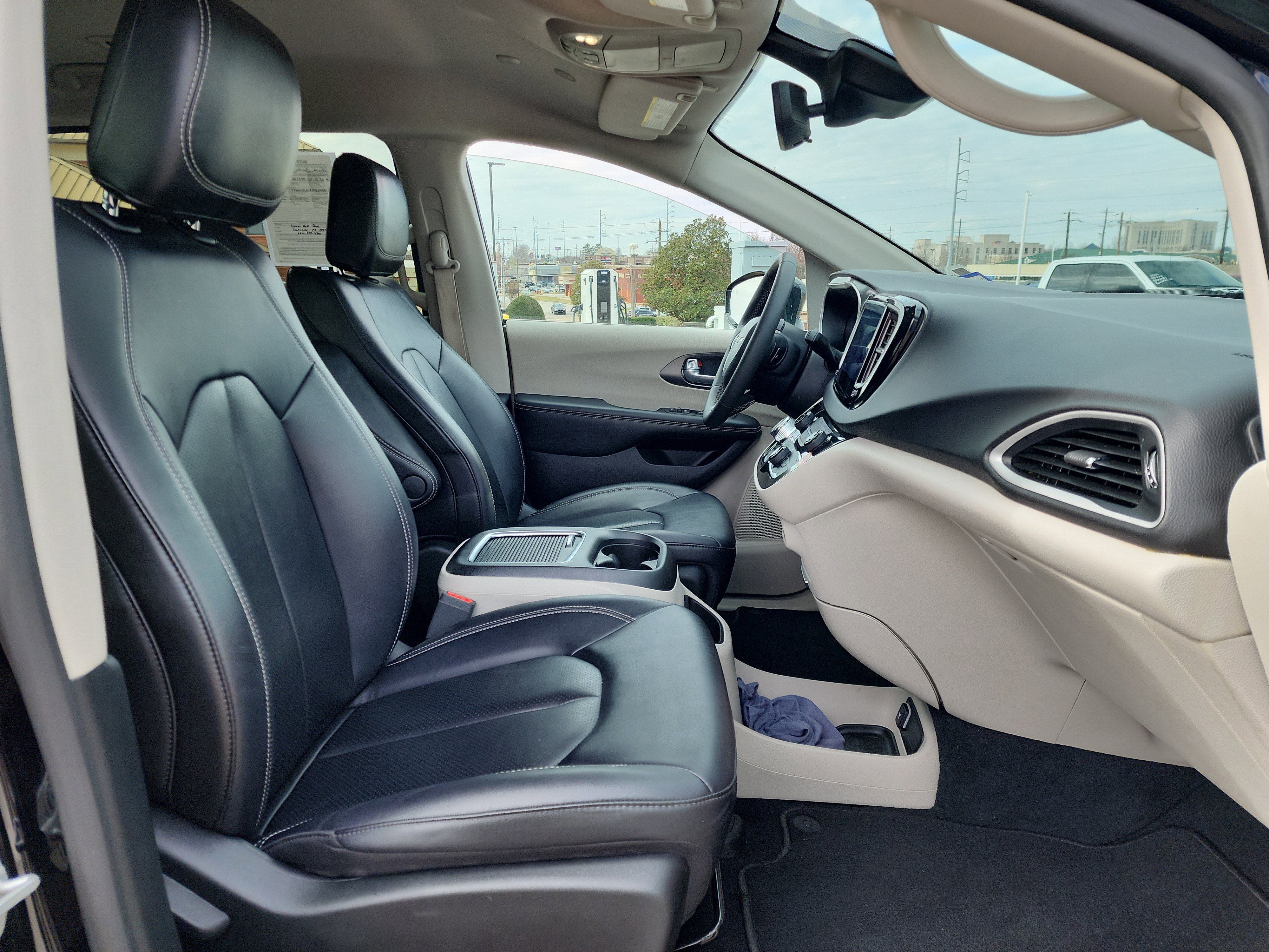 Used 2024 Chrysler Pacifica Touring-L image 17