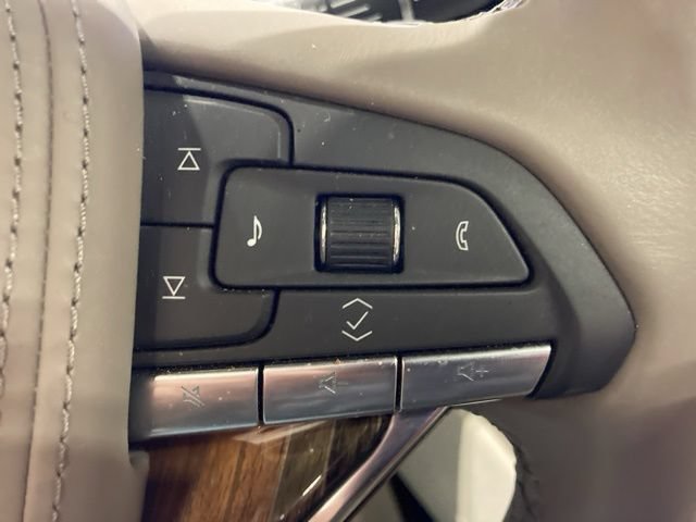Used 2024 Cadillac Escalade Premium Luxury Platinum AWD/4WD image 15