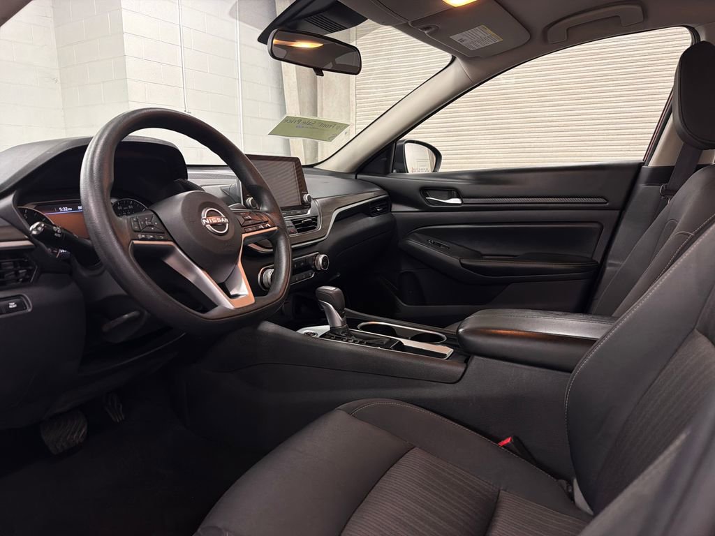 Used 2024 Nissan Altima 2.5 SV FWD image 6
