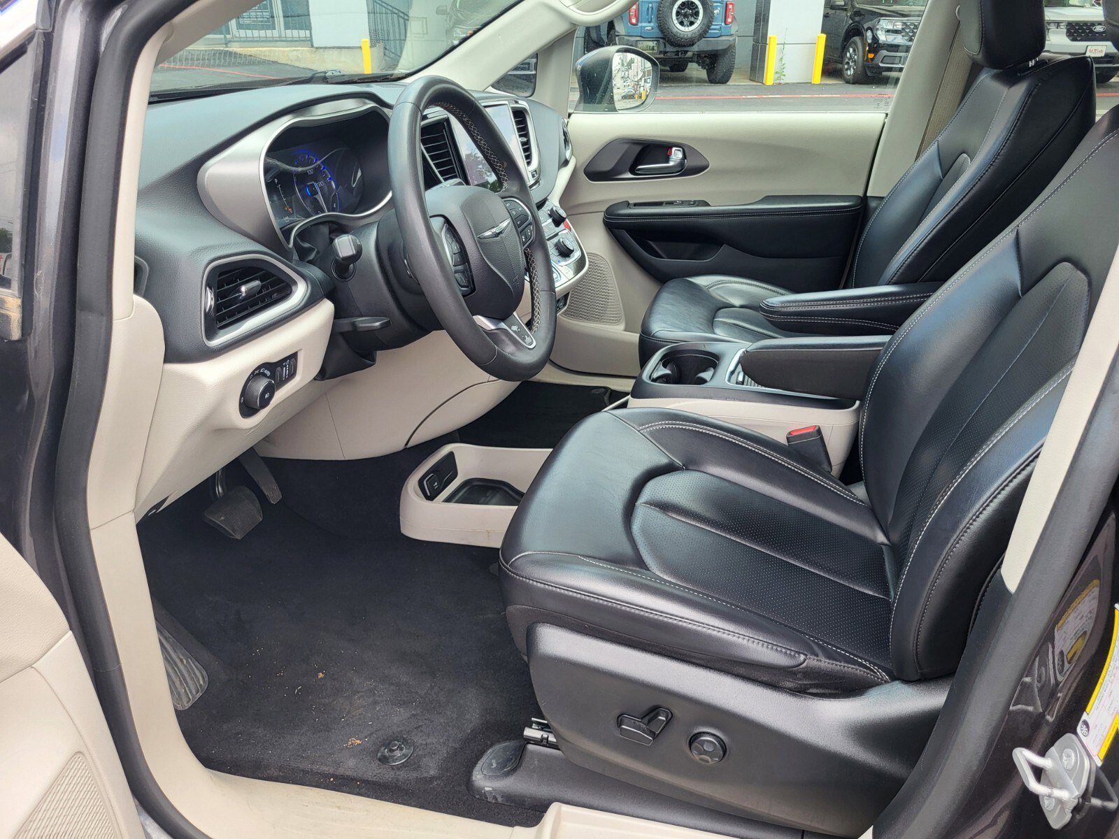 Used 2023 Chrysler Pacifica Touring-L FWD image 19