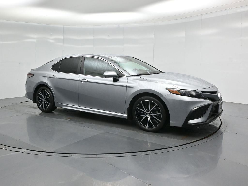 Used 2024 Toyota Camry SE image 3