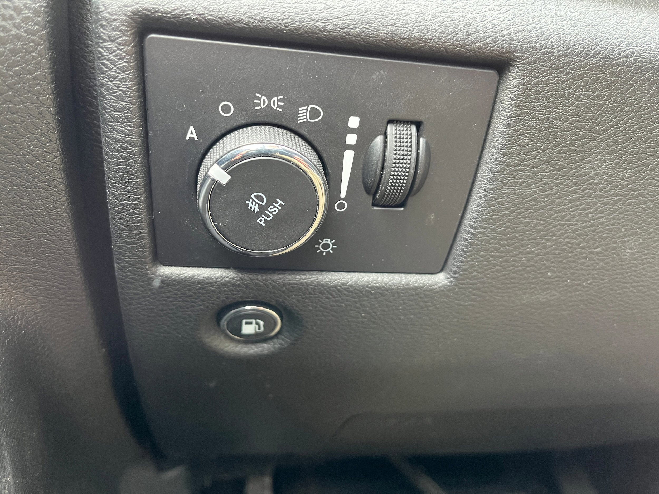 Used 2019 Jeep Grand Cherokee Laredo AWD/4WD image 24