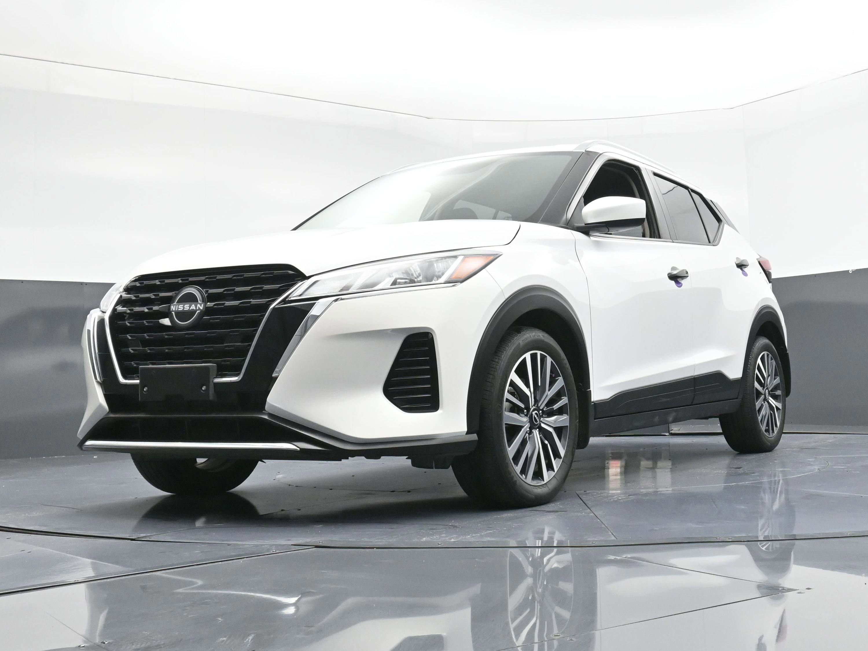 Used 2022 Nissan Kicks SV image 3