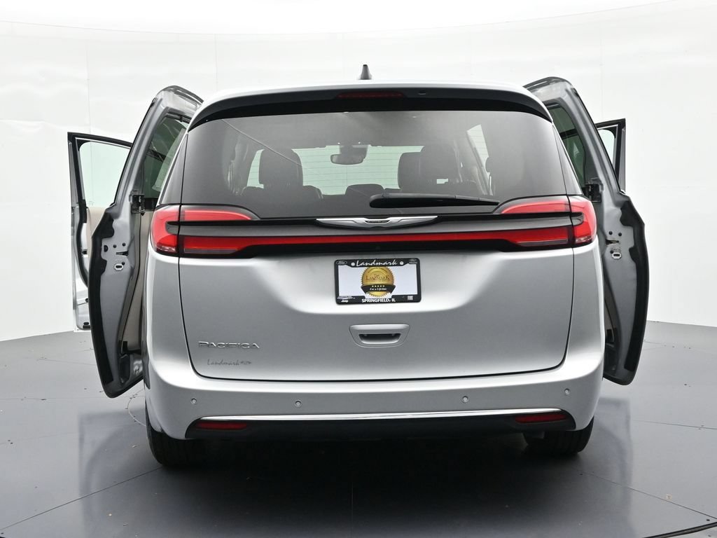 Used 2024 Chrysler Pacifica Touring-L FWD image 27