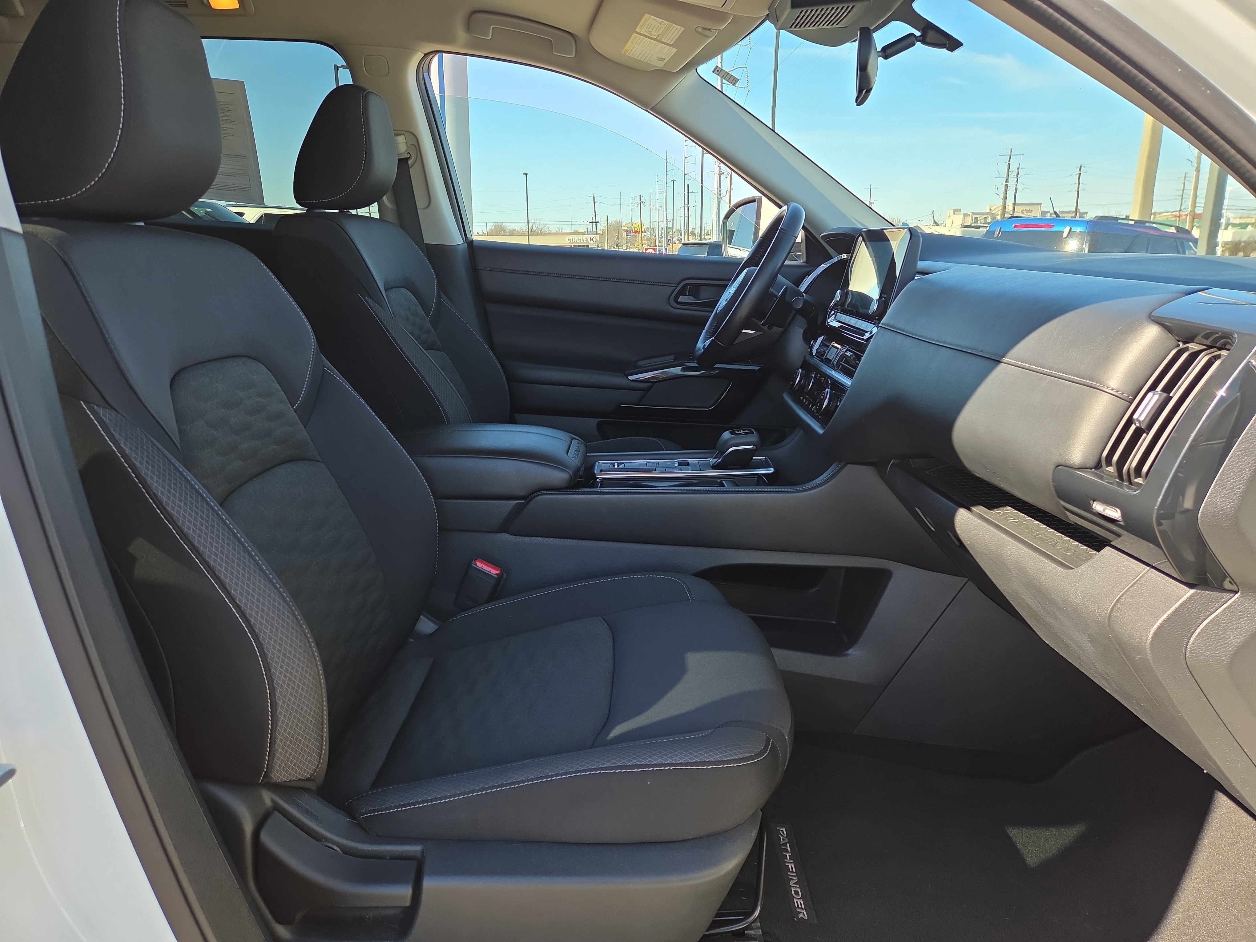Used 2024 Nissan Pathfinder SV image 17