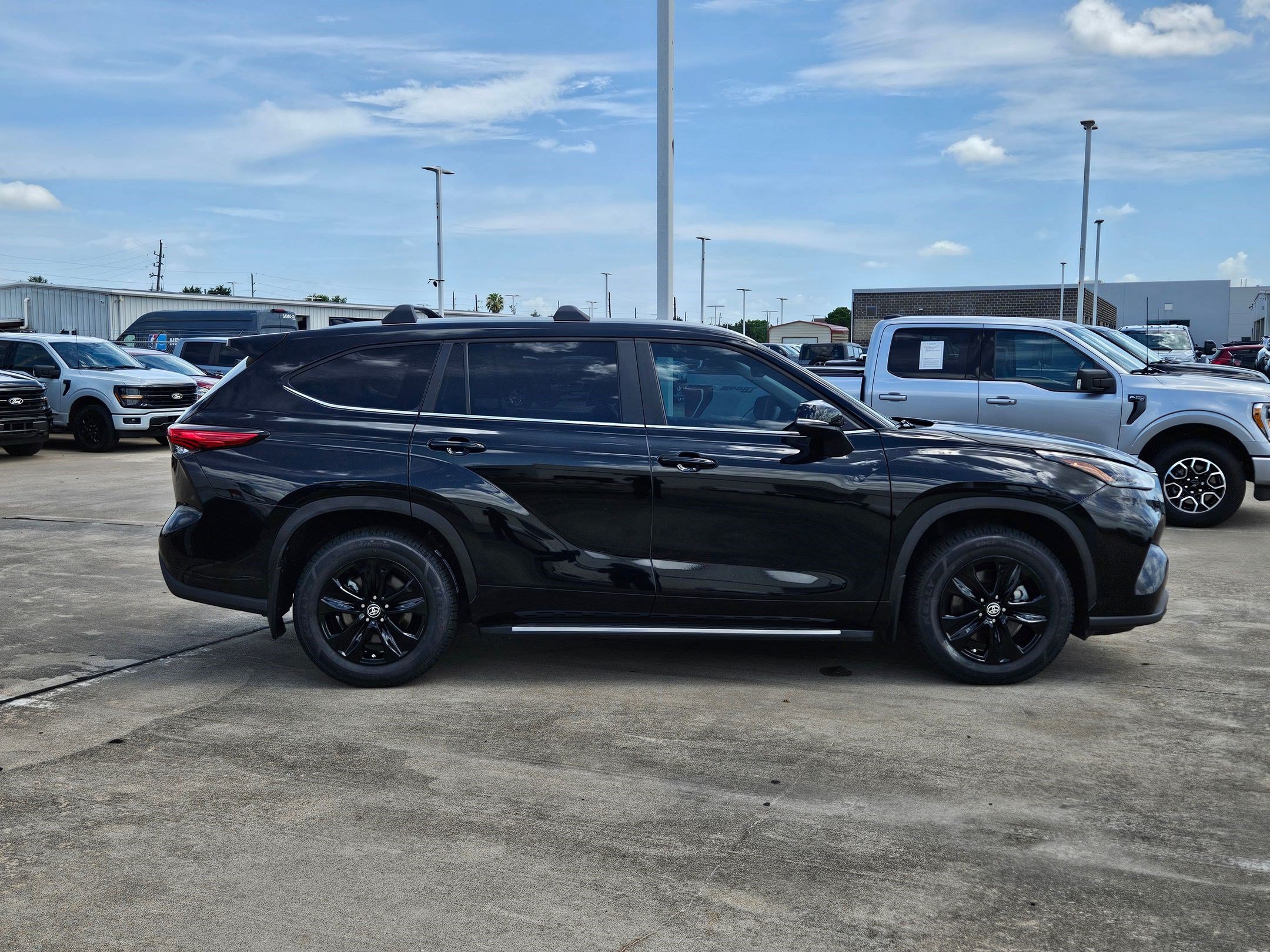 Used 2023 Toyota Highlander XLE FWD image 2