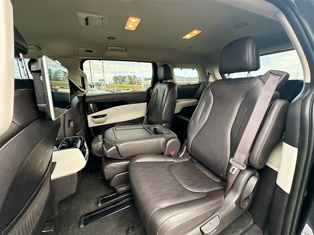 Used 2024 Kia Carnival EX image 17