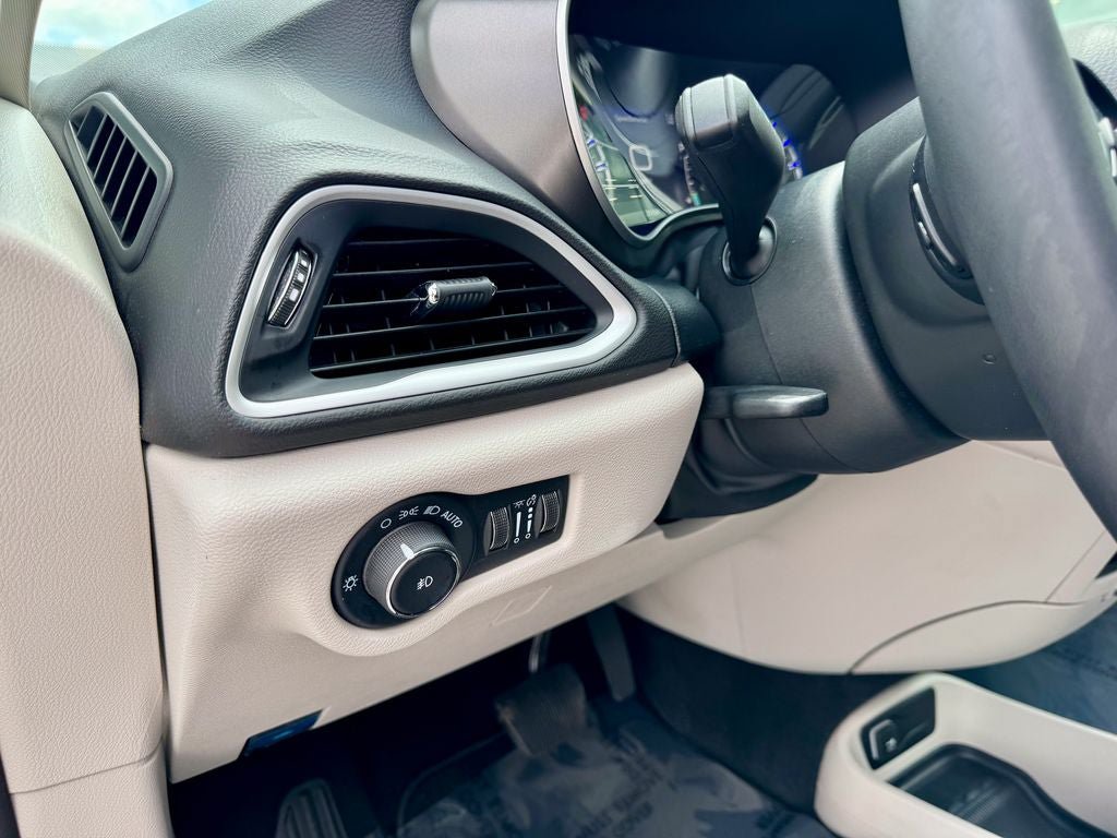 Used 2024 Chrysler Pacifica Touring-L FWD image 11