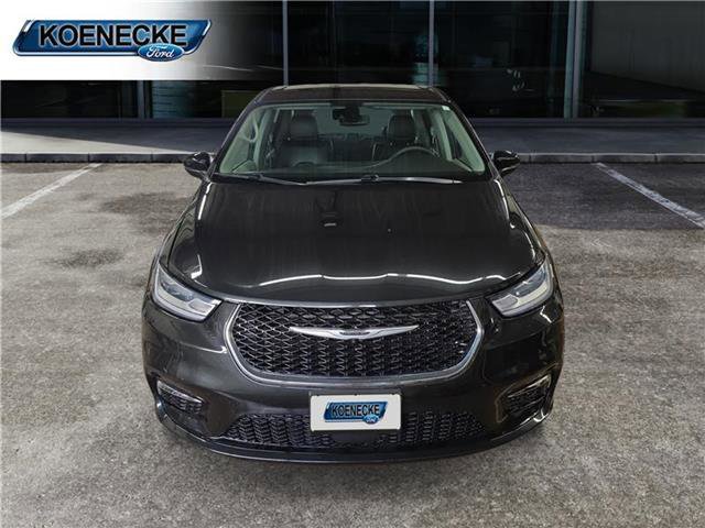 Used 2023 Chrysler Pacifica Touring-L image 10