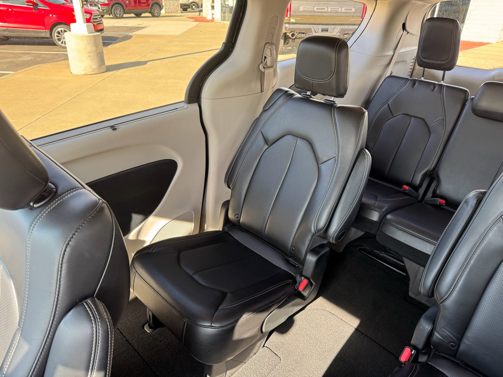 Used 2023 Chrysler Pacifica Touring-L FWD image 28